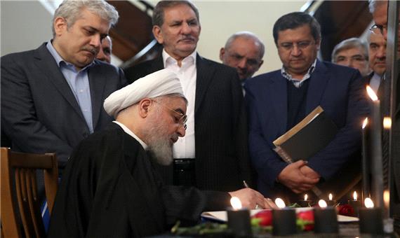 روحانی دفتر یادبود جان‌باختگان سقوط هواپیمای اوکراینی را امضا کرد