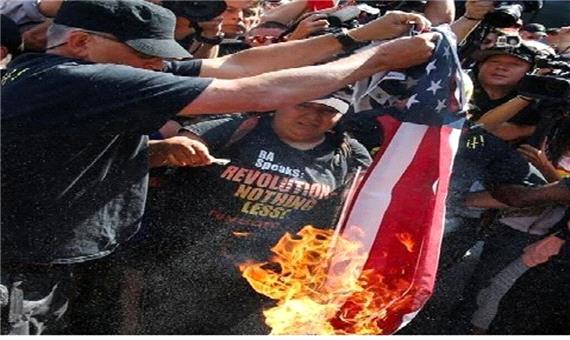معترضان پرچم آمریکا را در مقابل کاخ سفید به آتش کشیدند