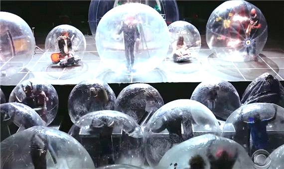 حباب‌های انسانی؛ راهکاری خلاقانه برای برگزاری کنسرت در روزگار کرونا