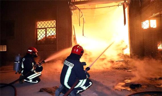 تلاش 100 آتش‌نشان برای مهار آتش‌سوزی مهیب یک کارخانه