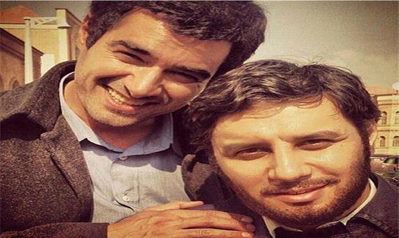 شهاب حسینی در آغوش جواد عزتی در پشت صحنه «همرفیق»