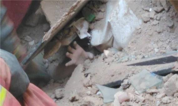 نجات معجزه‌آسای کودک 8 ساله از زیر آوار