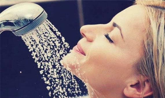 زیر دوش آب گرم صورتتان را نشویید