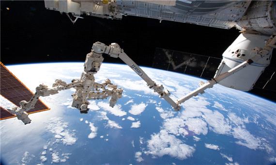 بازوی رباتیک جدید ایستگاه فضایی بین‌المللی می‌تواند در فضا راه برود