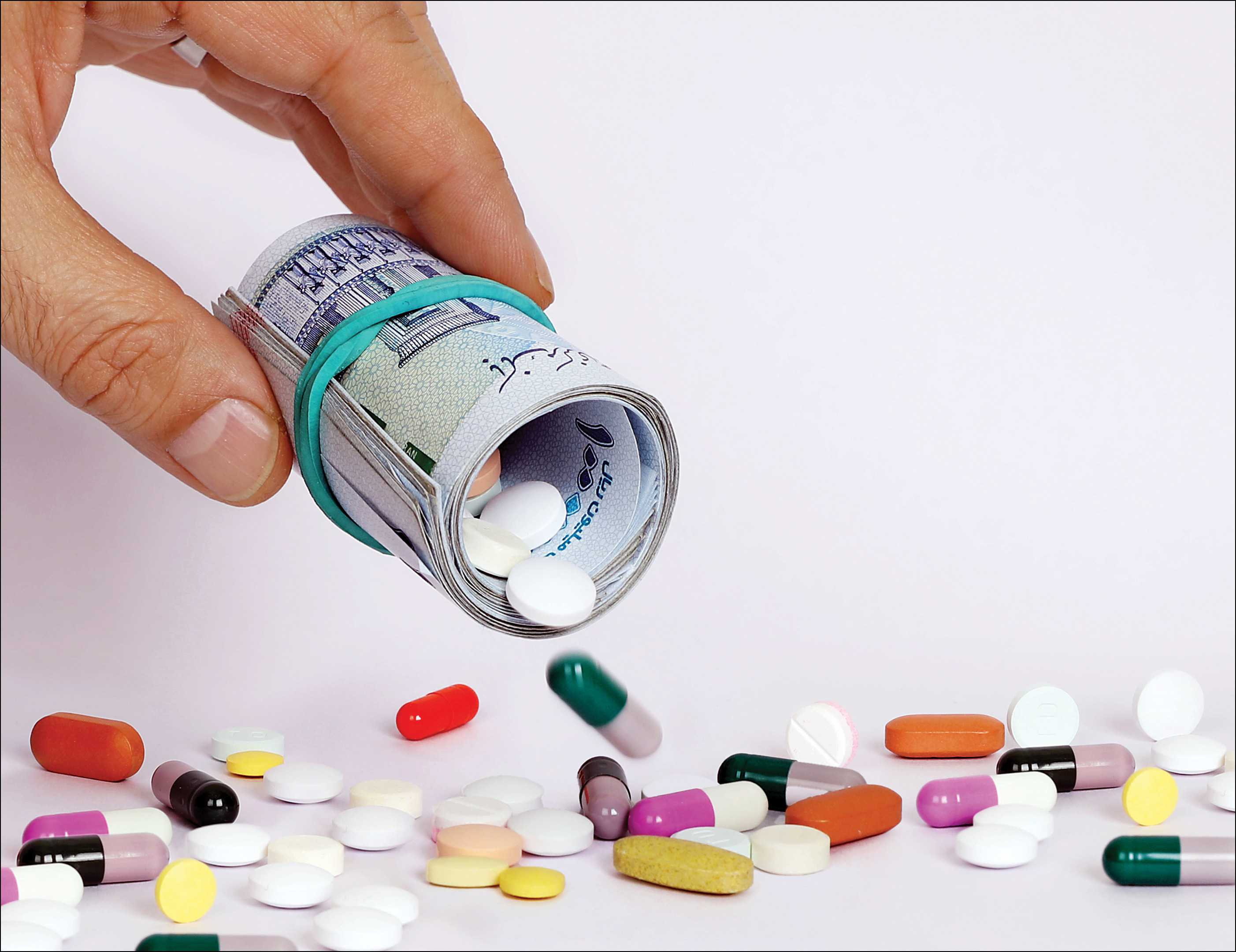 سرگردانی بیماران به دلیل قطعی سامانه‌های بیمه در داروخانه‌ها