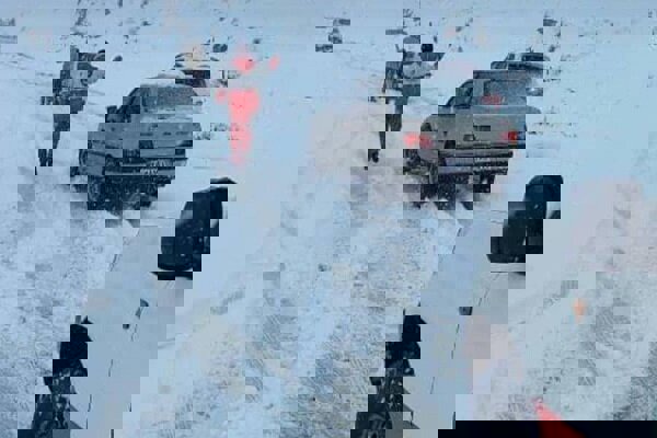 خودروهای گرفتار برف و کولاک در محور پیرانشهر