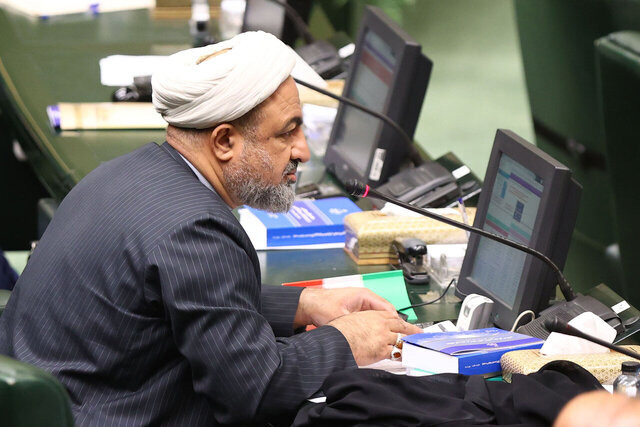 رسایی: ۷۱ نماینده استیضاح وزیر جهاد را امضا کرده‌اند اما هیات رئیسه مجلس آن را اعلام وصول نمی‌کند