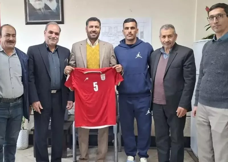 مدافع تیم ملی ۸ زندانی آزاد کرد