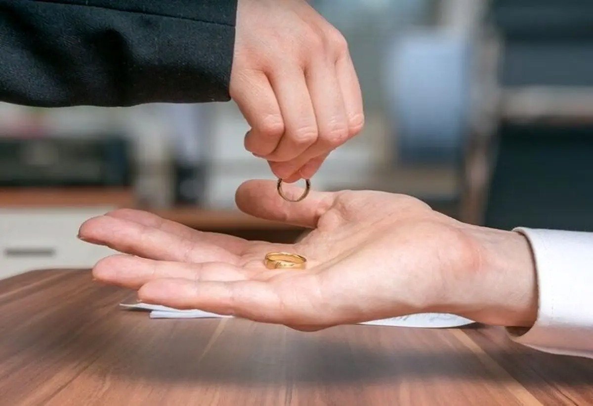 درخواست طلاق از مردی که پول‌هایش را خرج مادرش می‌کند