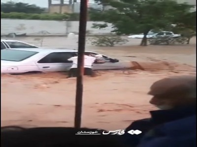 لحظه فداکاری یک شهروند برای نجات مادر و کودک گرفتار در سیل ایذه‌