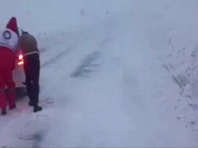 گرفتاری مسافران در برف و کولاک محور نقده _ پیرانشهر