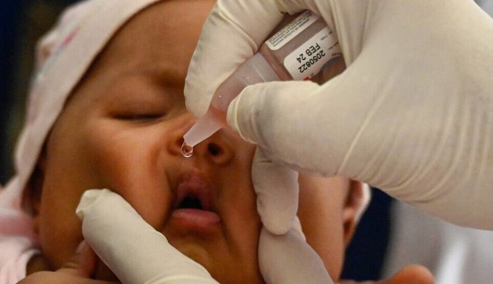 اجرای برنامه ملی پیشگیری از فلج اطفال با واکسن تولید داخل