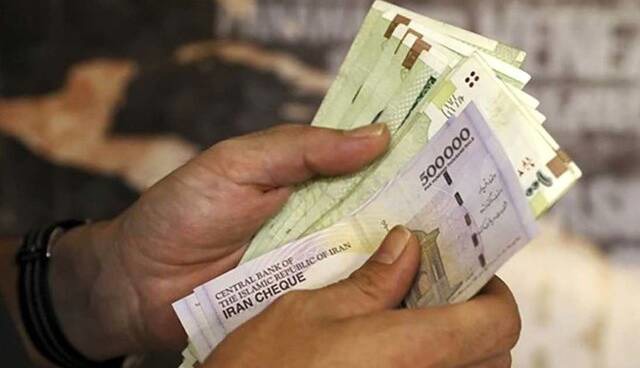 کمیسیون تلفیق تصویب کرد؛ حقوق کارمندان در سال آینده تا ۴۳ درصد افزایش پیدا می‌کند