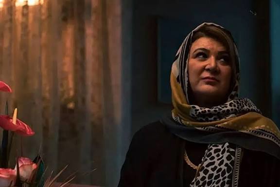 نقی برای هما گل خریده!