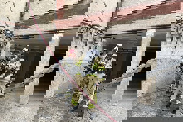 وقوع آتش‌سوزی در یک کارگاه کفاشی و نجات ۲ کارگر