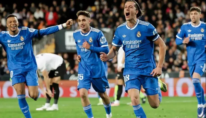 والنسیا ۰-۲ رئال؛ آربلوا در کورس می‌ماند