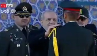 رئیس‌جمهور به دانش‌آموختگان دانشگاه افسری و پلیس درجه اعطا کرد