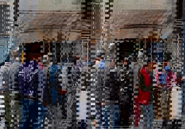 کارت به کارت در صف نان به نفع دام‌ها؛ ماجرای نان‌هایی که به طویله می‌رود