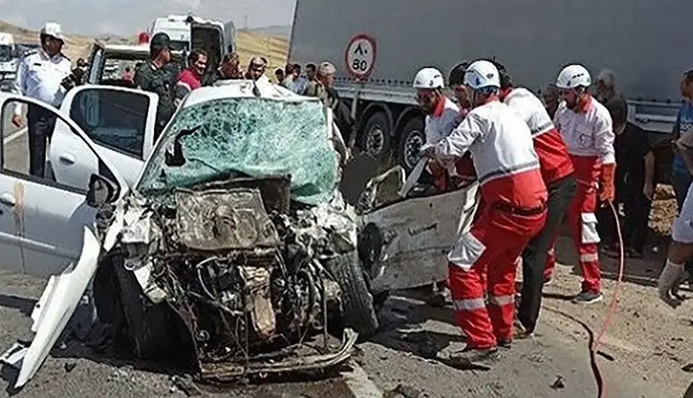 تصادف خودروی سواری با تریلر ۶ فوتی برجا گذاشت