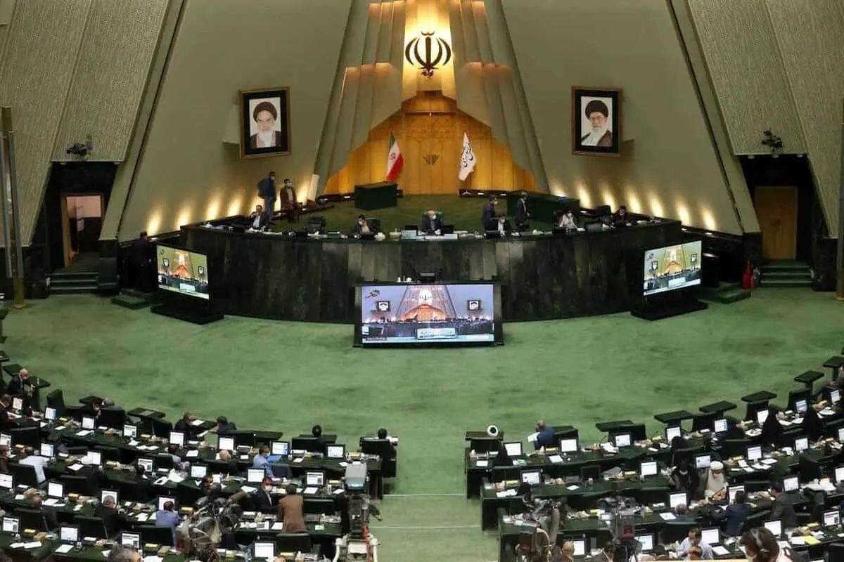 نامه جمعی از نمایندگان مجلس به رهبر انقلاب: با آمریکا پدرکشتگی داریم