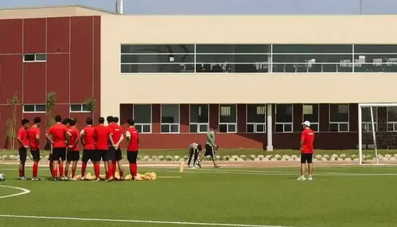 بنر فارسی بزرگ در محل تمرین ایران