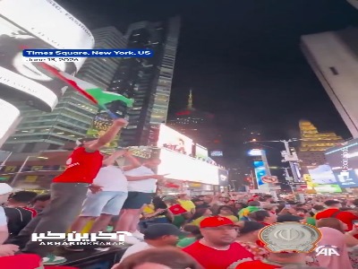 هواداران مراکش پیش از بازی مقابل برزیل در جام جهانی، میدان تایمز را با پرچم‌های فلسطین پر کردند