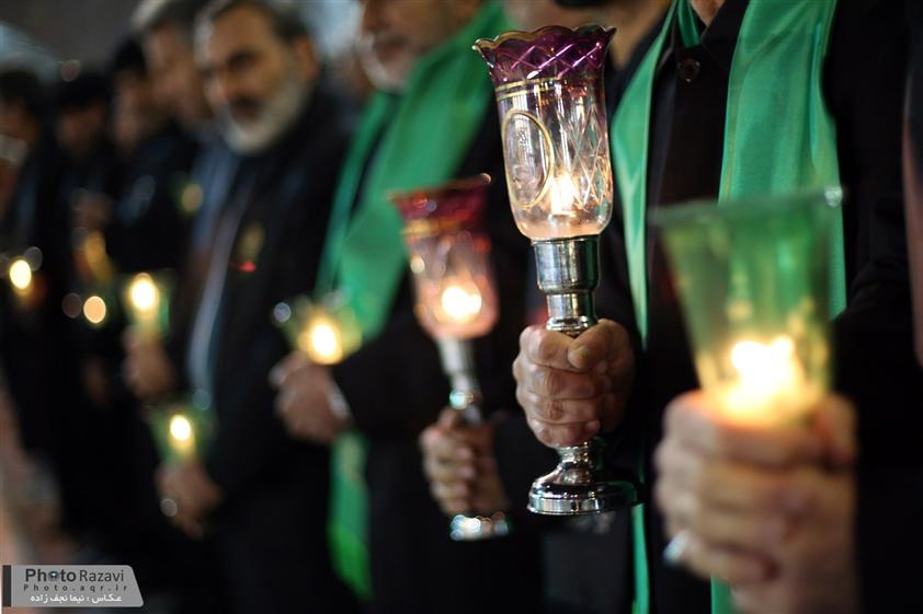 آئین شمع‌گردانی توسط خادمان رضوی در مراسم خطبه خوانی شب عاشورا