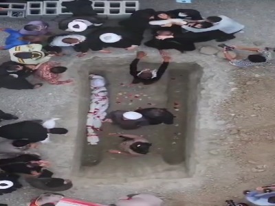بی‌تابی مادر مینابی برای آغوش کودک شهیدش