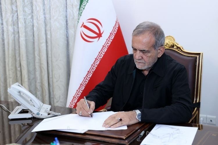 پزشکیان درگذشت مادر شهیدان والامقام «آدمی» را تسلیت گفت