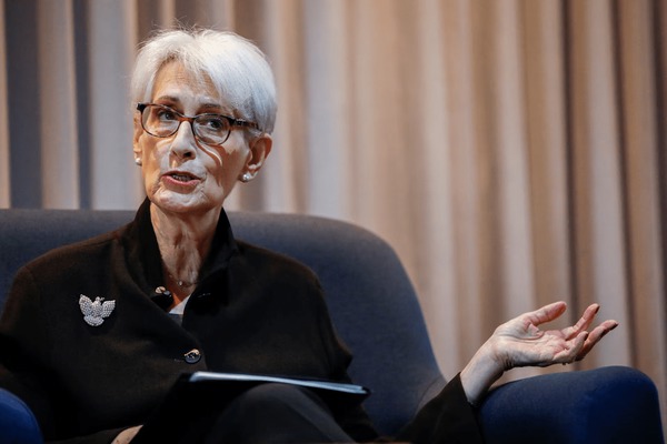 وندی شرمن: کنترل ایران بر تنگه هرمز ممکن است همیشگی شود