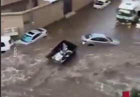 سیل در طائف عربستان خودروها را با خود برد | آخرین خبر