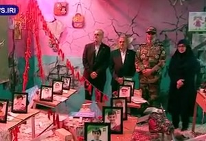 ادای احترام رئیس جمهور به تصاویر دانش‌آموزان شهید مدرسۀ میناب