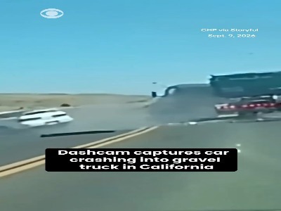 لحظه تصادف هولناک یک سواری با کامیون حمل شن