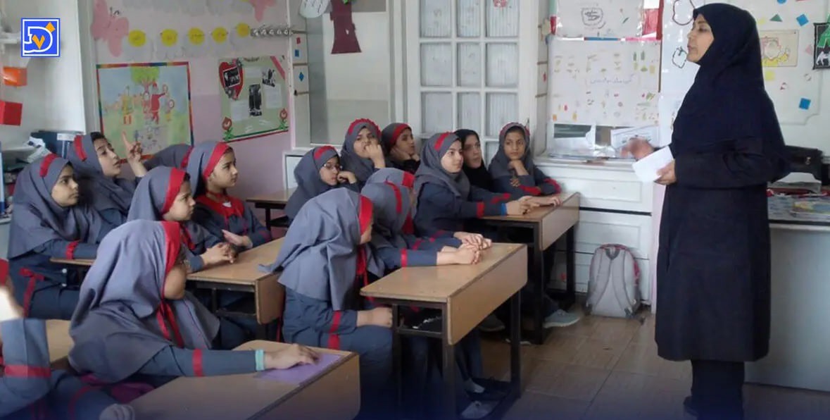 حضور پلیس زن مقابل مدارس دخترانه