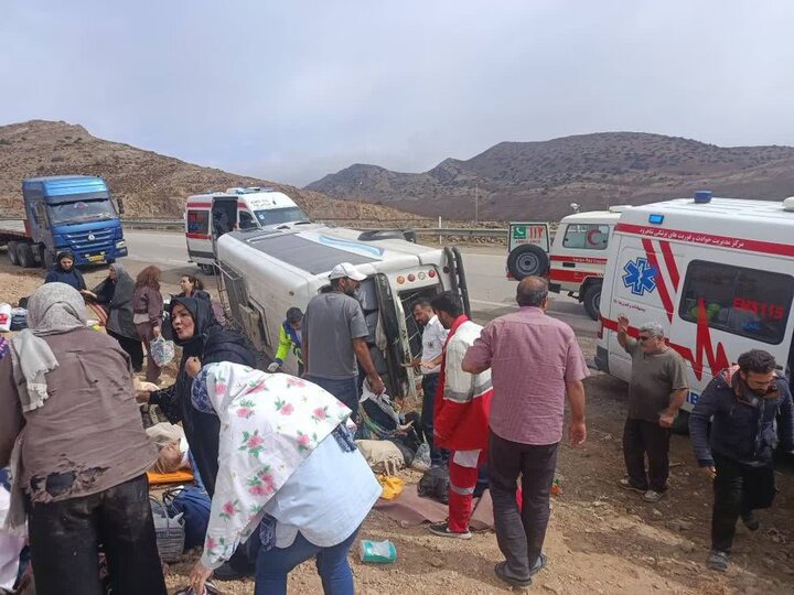 واژگونی اتوبوس در محور آزادشهر ـ شاهرود؛ ۲۳ نفر مصدوم شدند