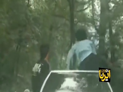تصاویری از حرکات عجیب روی سقف خودرو؛ پلیس در پی متخلف است