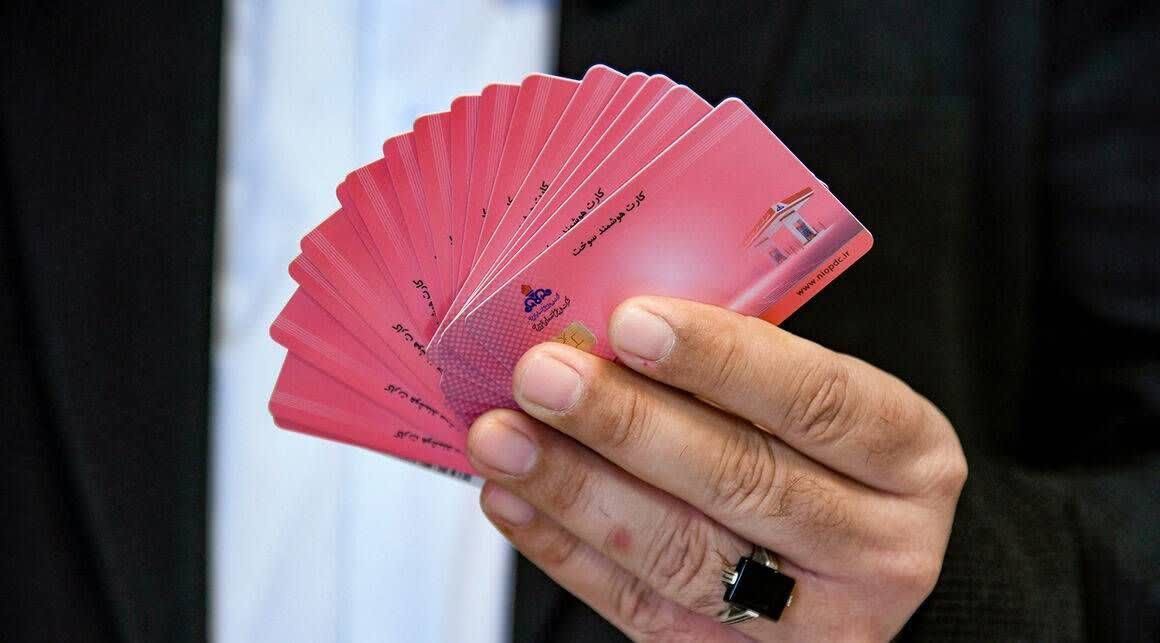 توقیف یک خودرو با ۱۷۶ کارت سوخت!