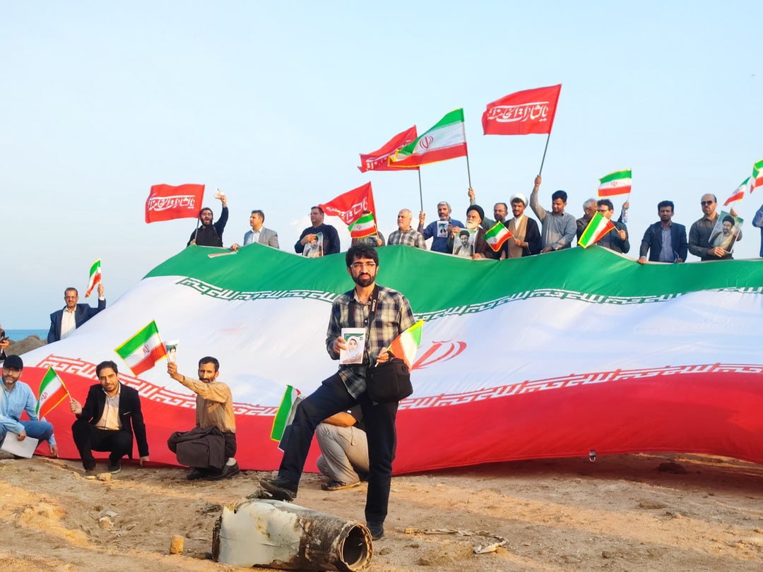 اساتید دانشگاه پرچم ایران را در هرمز بالابردند
