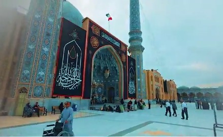 نصب کتیبه‌های عزا در مسجد مقدس جمکران به مناسبت ایام فاطمیه